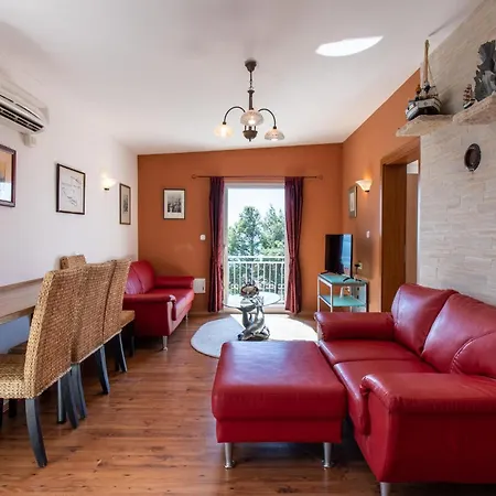 Casa de Férias Cozy In With Kitchen Maslenica