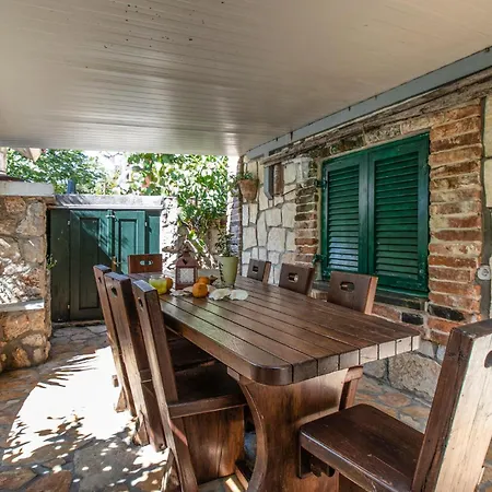 Casa de Férias Cozy In With Kitchen Maslenica